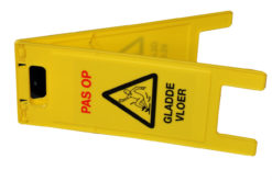 Signaalbord drie talen opgepast.